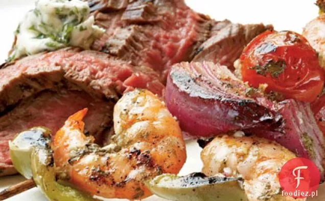 Imbirowo-limonkowe marynowane krewetki z grillowanym stekiem i masłem kolendrowym