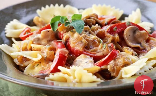 Makaron z karmelizowaną cebulą, pieczarkami i papryką