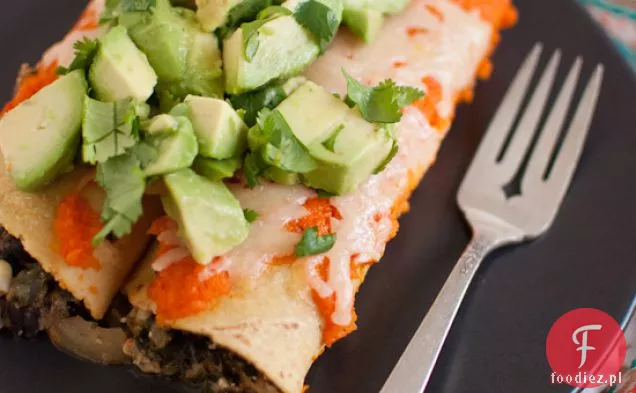 Enchiladas z czarnej fasoli z pieczonym sosem z czerwonej papryki