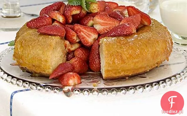 Wino truskawkowe i słodkie savarin