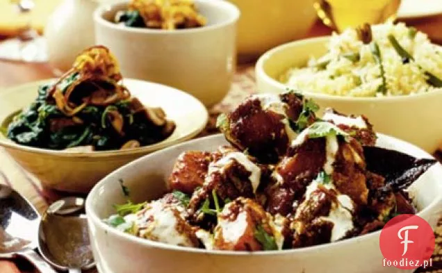 Smażone grzyby i szpinak ze złotą cebulą