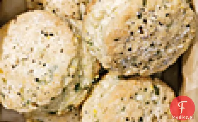 Herbatniki maślane z zieloną cebulą, czarnym pieprzem i solą morską