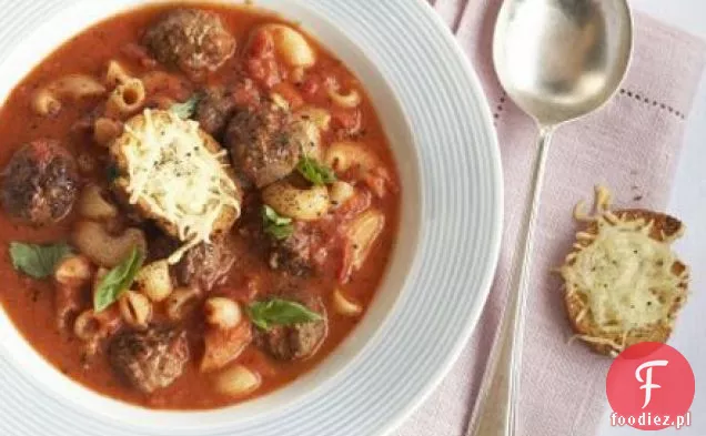 Zupa z makaronem i klopsikami z serowymi grzankami