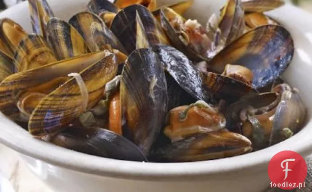 Małże z czerwoną cebulą, cydrem i crème fraîche