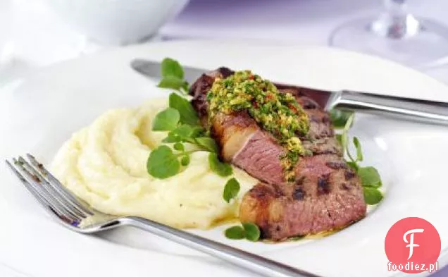 Stek w kratkę z rukolą, orzechami laskowymi i czerwonym pesto chilli