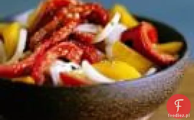 Grillowana Sałatka Z Czerwonej Papryki, Słodkiej Cebuli I Pomidorów