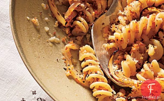 Fusilli z karmelizowaną dymką i białym winem