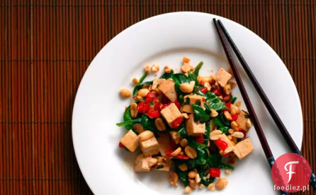 Pikantne Tajskie Tofu Z Czerwoną Papryką I Orzeszkami Ziemnymi