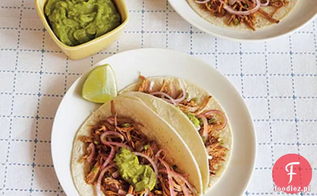 Tacos wieprzowe marynowane w cytrusach z marynowaną cebulą