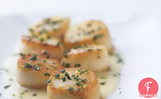 Przegrzebki morskie z kolendrą Gremolata i imbirem Lime Beurre Blanc