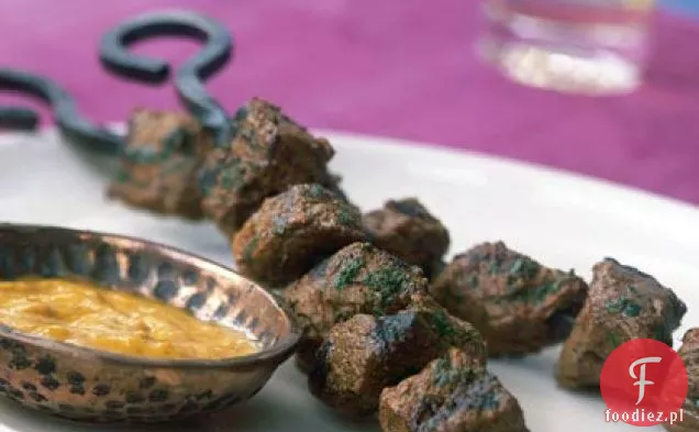 Anticuchos z pieczonym sosem z żółtego pieprzu (peruwiańskie kebaby wołowe)