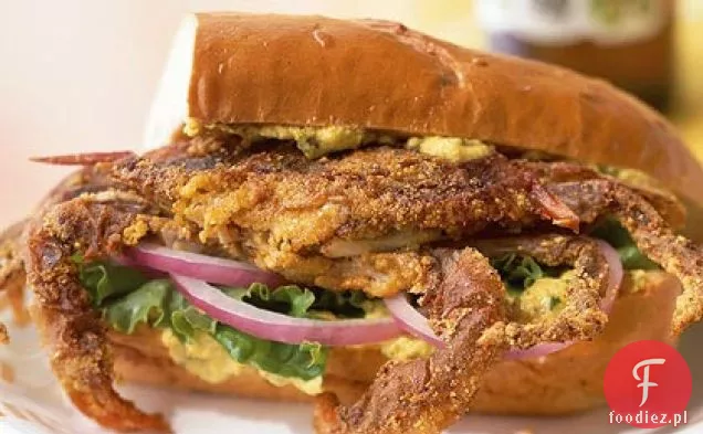 Cajun-przyprawiona kanapka z kraba z miękkiej skorupki z żółtym pieprzem i Kaparem Aioli
