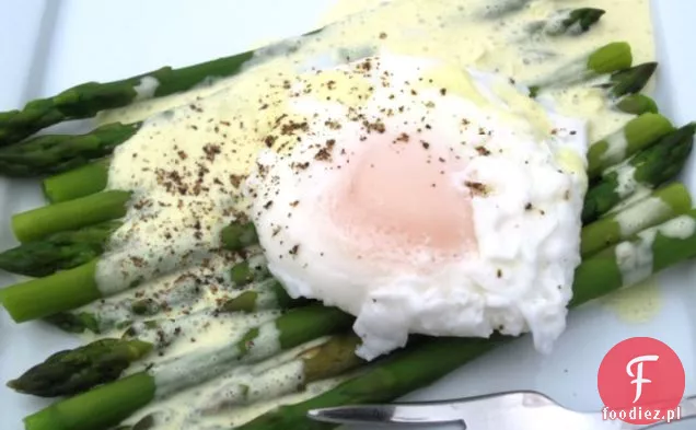 Jajka gotowane ze szparagami i sosem musztardowym