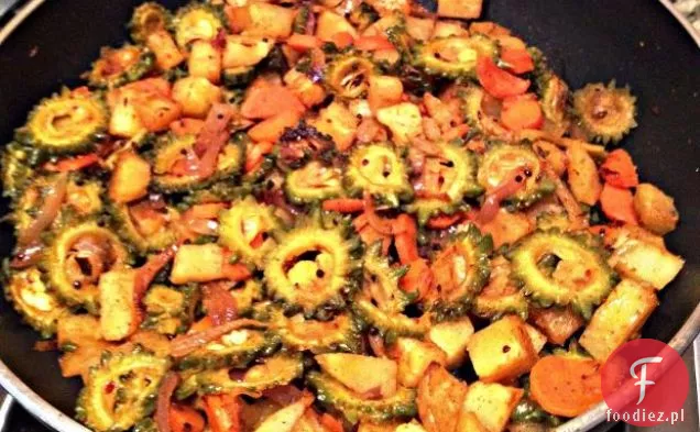 Karela lub gorzka tykwa Stir-fry