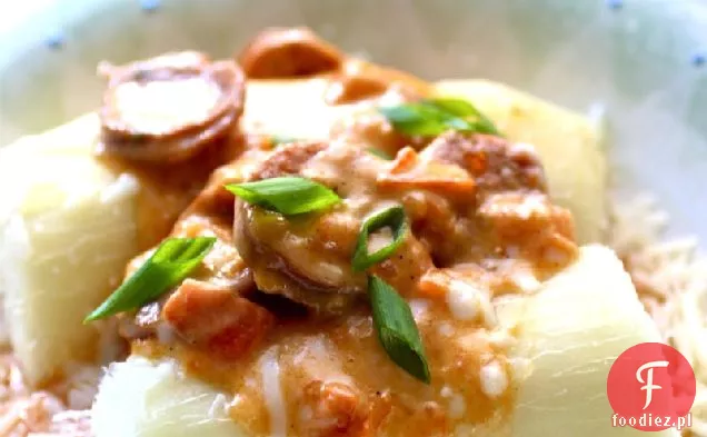 Yuca Chorriada con Chorizo (maniok z Chorizo i sosem serowym)