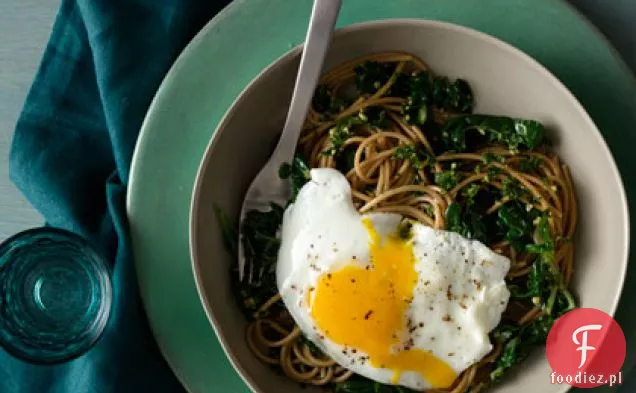 Spaghetti z zielenią zwiędłą i Pesto z natki Orzechowo-Pietruszkowej