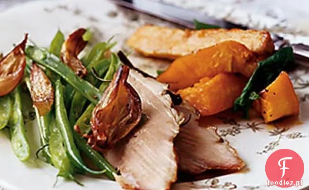 Świeża szynka z goździkami i grillowanym ananasem