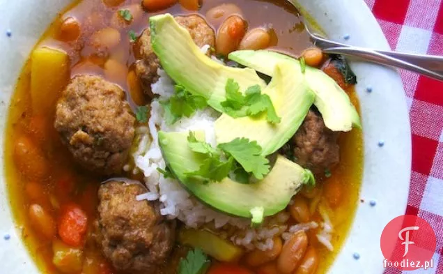 Gulasz z fasoli kanaryjskiej z klopsikami (Frijoles Canarios con Albondigas)