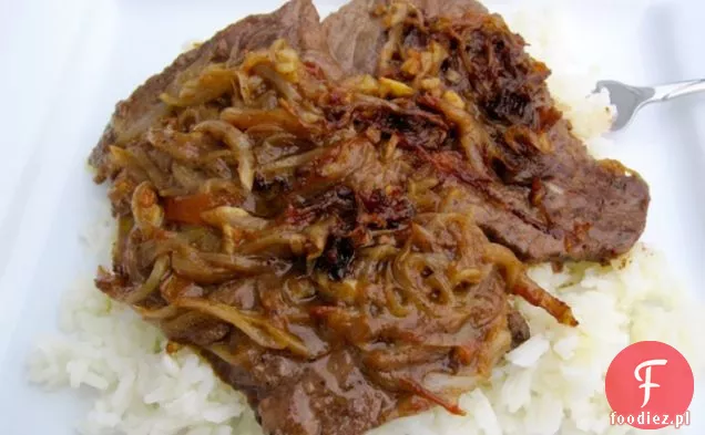 Bistec Encebollado (kolumbijski-stek z sosem cebulowym)