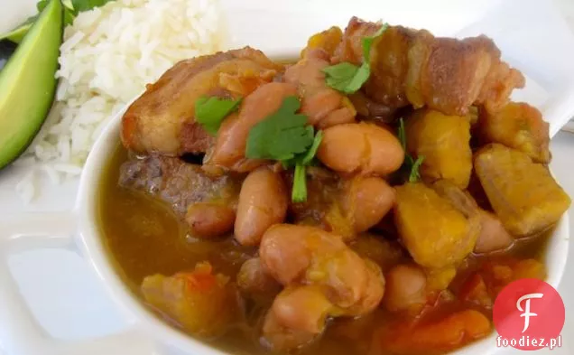 Frijoles con Chicharron o Garra (gulasz fasolowy z brzuchem wieprzowym)