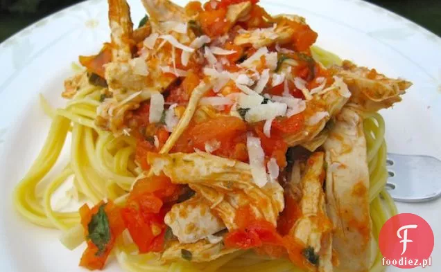 Spaghetti con Pollo y Salsa Criolla (kolumbijskie Spaghetti z kurczakiem)