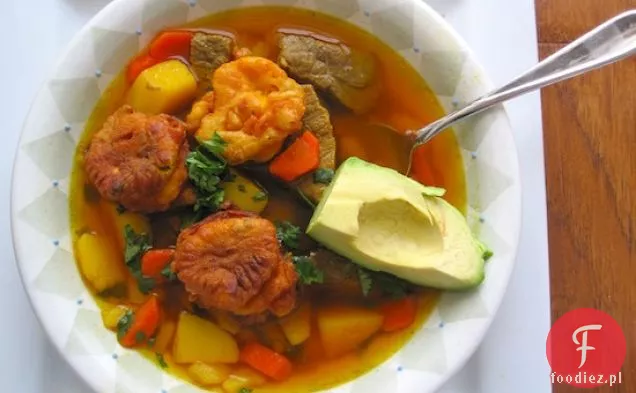 Sopa de Torrejas (Kolumbijska zupa z wołowiny i placków)
