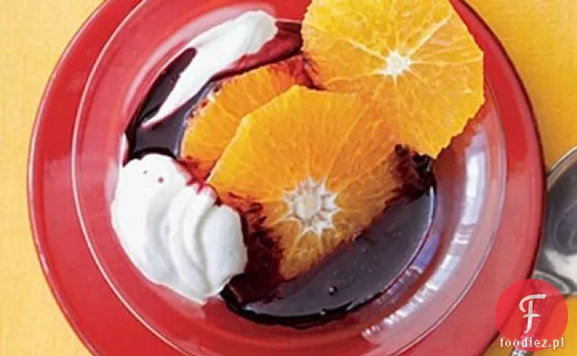 Przyprawione pomarańcze z greckim jogurtem