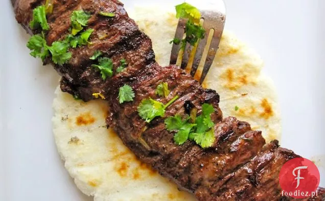 Arepa con Carne Asada (Arepa z grillowaną wołowiną w stylu kolumbijskim)