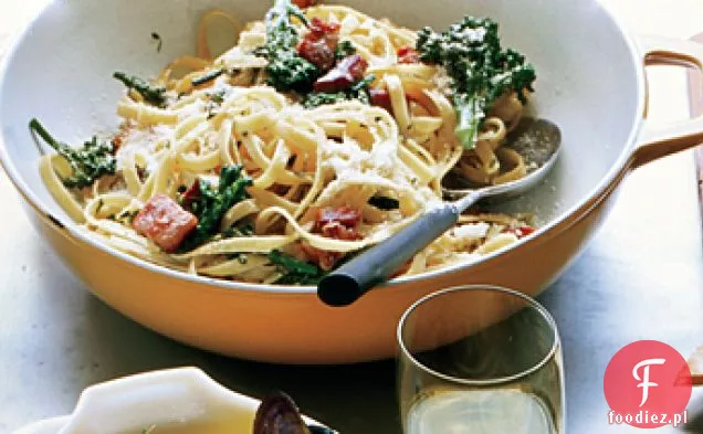 Cytrynowy Fettuccine z brokułami i pancettą