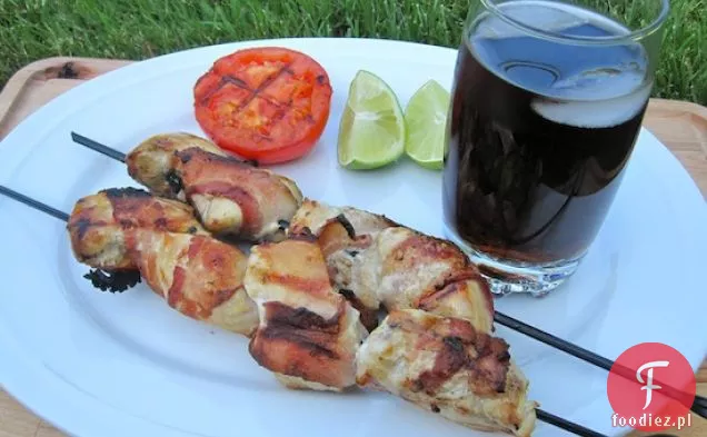 Chuzos de Pollo con tocineta (szaszłyki z kurczaka i boczku)