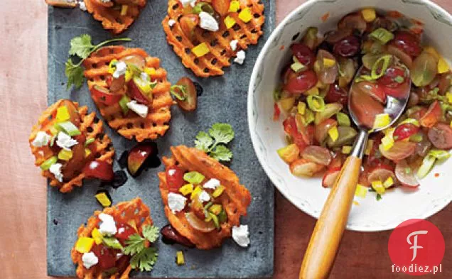 Słodkie ziemniaczane Crostini z kozim serem i salsą winogronową