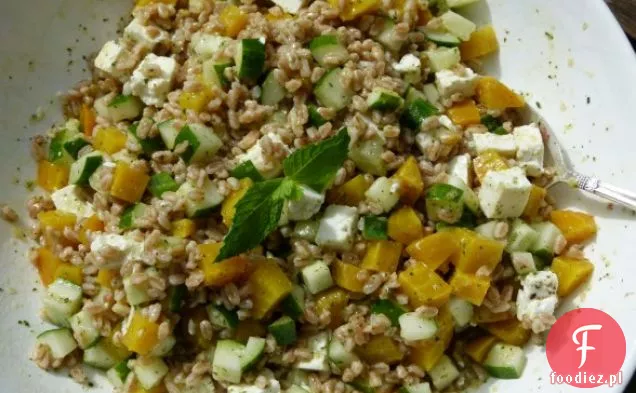 Farro Z Ogórkami, Złotymi Burakami, Fetą I Miętą Vinaigrette