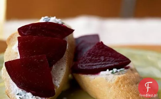 Crostini z buraków i koziego sera