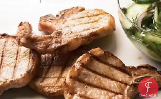 Grillowane kotlety wieprzowe z sałatką ogórkowo-koperkową