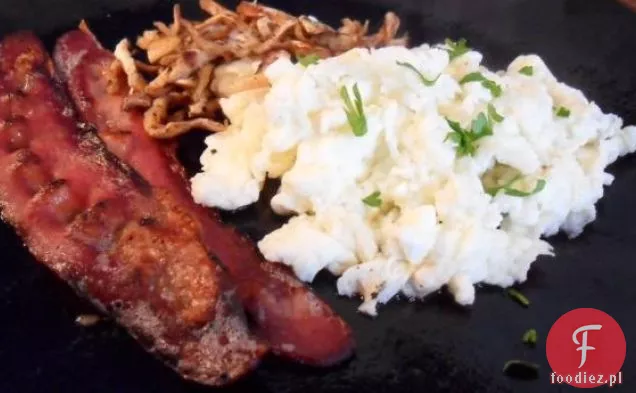 Jajecznica z białymi jajkami z grzybami Shiitake i boczkiem z indyka