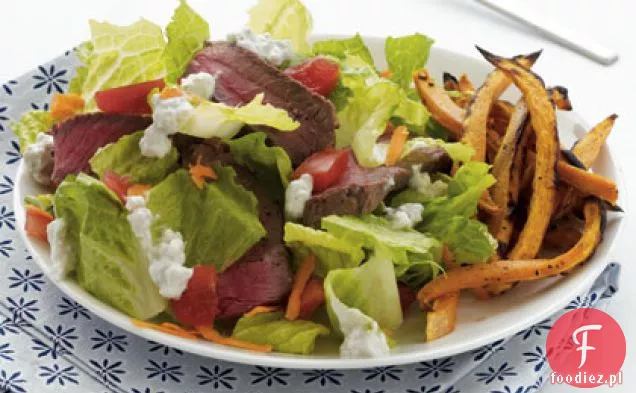 Sałatka z polędwicy z sosem z sera pleśniowego i frytkami ze słodkich ziemniaków