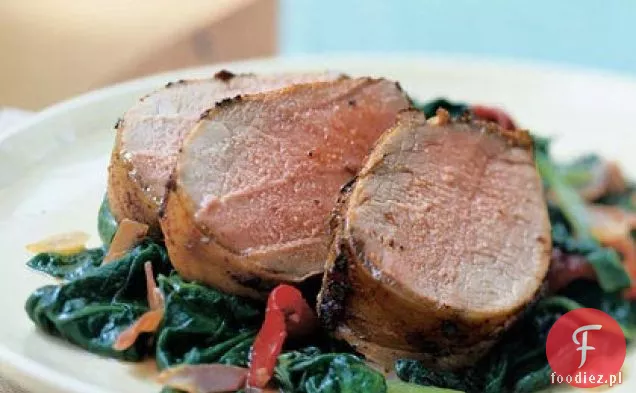 Polędwiczka wieprzowa na łóżku ze szpinakiem, papryką Piquillo i Prosciutto