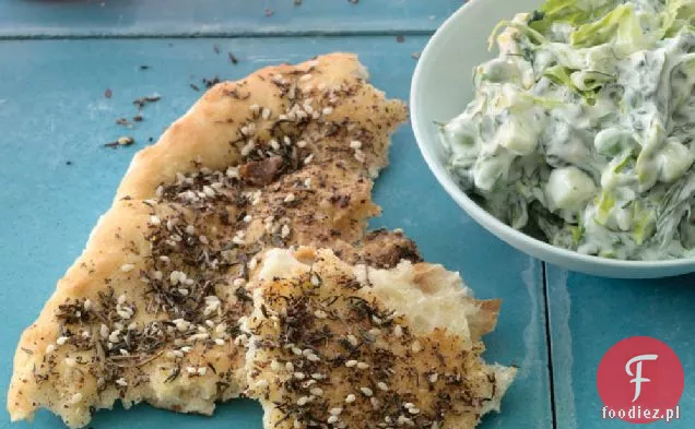 Za ' atar Flatbreads z sałatką ogórkowo-jogurtową