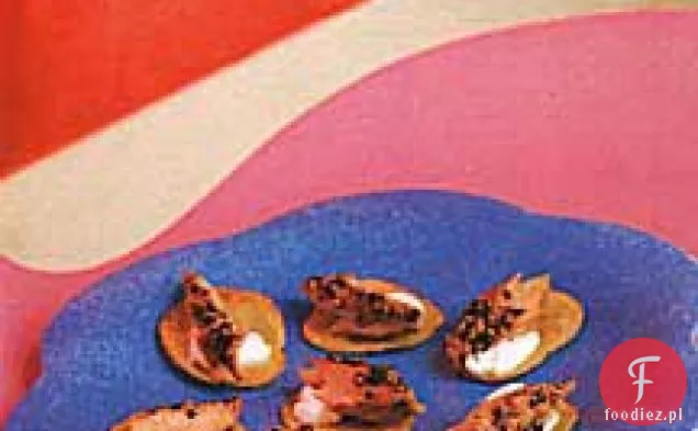 Wędzona pieprzowa makrela i kwaśna śmietana na domowych chipsach ziemniaczanych