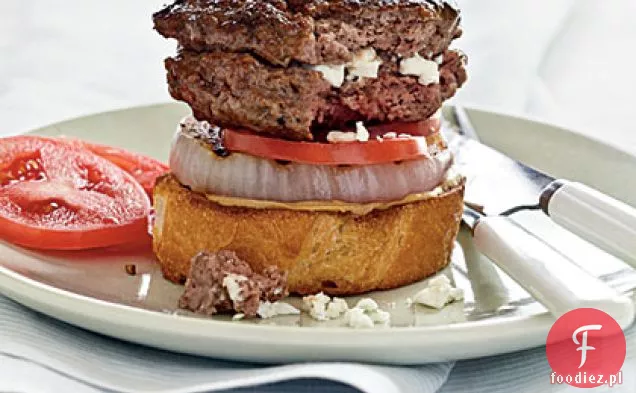 Feta-burgery nadziewane z grillowaną cebulą na zakwasie