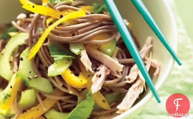 Zimna Soba-Sałatka z makaronem z kurczakiem, papryką i ogórkiem