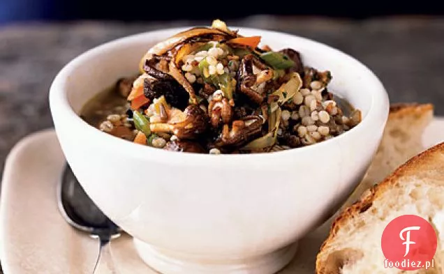 Pikantny gulasz z kiełbasą, jęczmieniem i grzybami