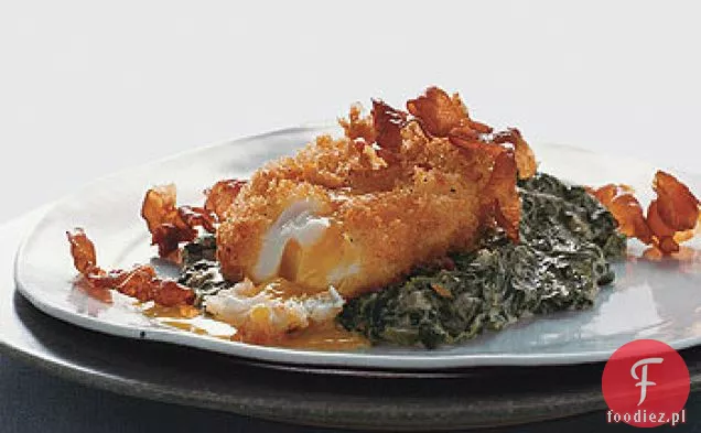 Smażone jajka w koszulce ze szpinakiem i szynką Serrano