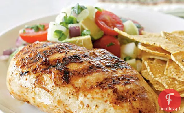 Piersi kurczaka z awokado, pomidorem i salsą ogórkową