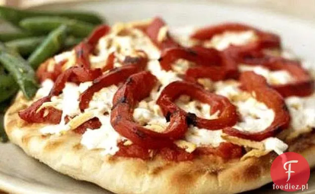 Grillowana Pizza z wędzonym Tofu i pieczoną czerwoną papryką
