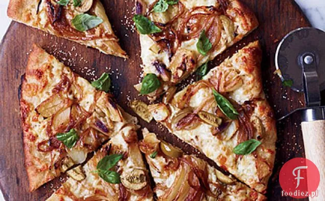 Pizza z koprem i cebulą na słodko z zielonymi oliwkami