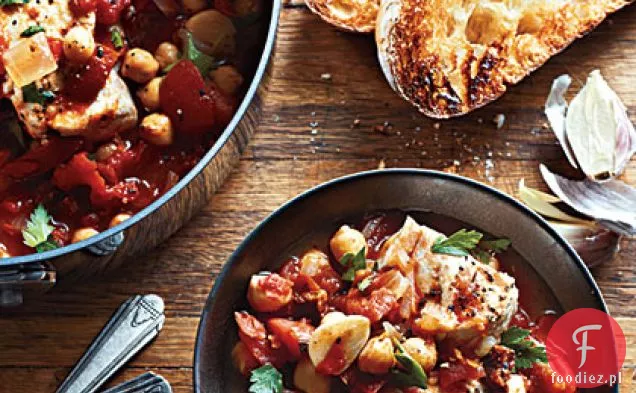 Gulasz z halibuta i Chorizo z grzankami czosnkowymi