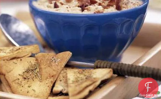 Dip z białej fasoli i boczkiem z chipsami z rozmarynu Pita