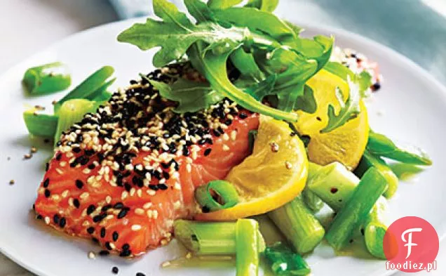 Łosoś sezamowy z zieloną cebulką i cytryną