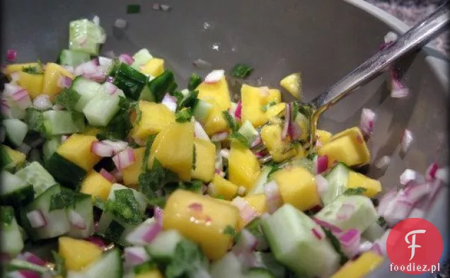 Grillowany Stek Smokey Z Ogórkiem, Sałatka Z Mango